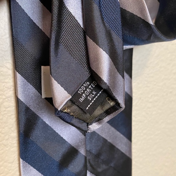 ⭐️Calvin Klein | Striped Blue Silk Tie - Picture 5 of 5